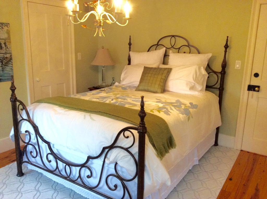 Scarlet Tunic Bed And Breakfast Niagara-on-the-Lake Extérieur photo
